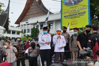 Warga sampaikan penolakan Permendikbud Ristek 30 pada DPRD Sumbar