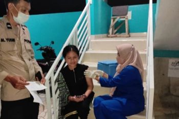 Polres Majene Sulawesi Barat laksanakan vaksinasi malam hari