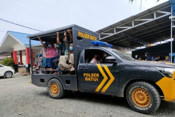 Polsek Batui jemput warga dari rumah menuju lokasi vaksinasi gratis di Banggai