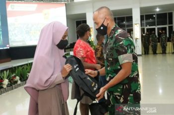 Pangdam XVII/Cenderawasih bagikan tali asih yayasan anak yatim-veteran