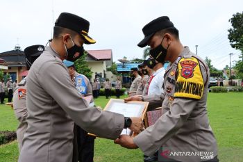 Kapolres Agam beri penghargaan pada personel-tenaga medis berprestasi