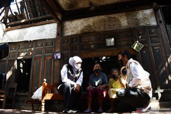 Khofifah Tinjau Dampak Puting Beliung Madiun