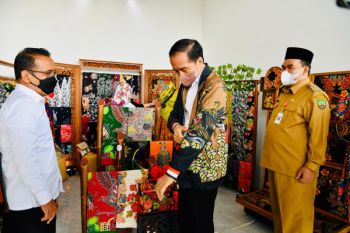 Presiden dan Ibu Negara beli batik dan lukisan karya UKM Blora