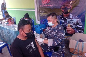 Lantamal VIII Manado gencar laksanakan vaksinasi COVID-19