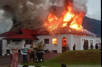 Kantor Inspektorat dan Dinas Kominfo Natuna terbakar