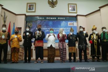 10 bupati dan wali kota pemenang Anugerah Kebudayaan PWI termasuk Bupati Buton