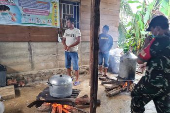 Pemkab Pasbar dirikan dapur umum bantu korban banjir