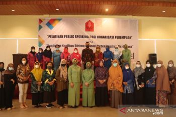 BKOW  asah kemampuan perempuan Sulteng berbicara di depan umum