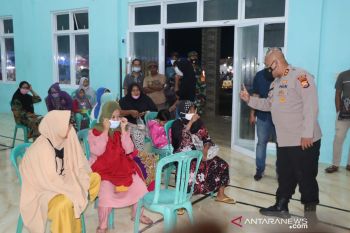 Polisi-TNI amankan kegiatan vaksinasi massal pada malam hari