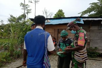 Prajurit TNI ajak warga untuk vaksinasi COVID-19