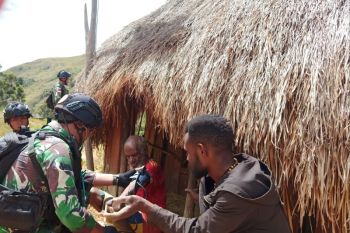 Satgas TNI Yonif 412 layani kesehatan gratis warga Lanny Jaya Papua