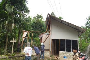 Warga yang terdampak pohon tumbangdi Kota Solok masih mengungsi dan membutuhkan bantuan