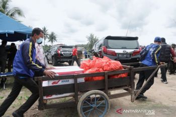 Mensos serahkan bantuan ke korban banjir rob Batu Belubang
