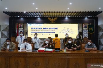 Tersangka pengemplang pajak Rp15 miliar diserahkan ke Kejari Pekanbaru