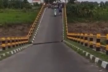 Akses dua desa di Gresik terputus akibat jembatan ambles