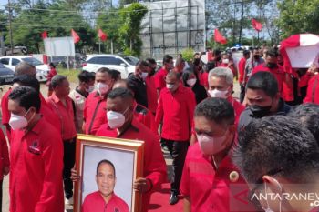 PDI Perjuangan NTT gelar penghormatan terakhir bagi jenazah Frans Lebu Raya