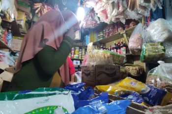 Pedagang pasar di Palembang  keluhkan kenaikan harga minyak goreng