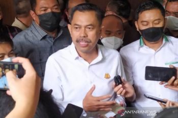 Jaksa duga tersangka kasus perkosaan santri juga selewengkan bansos
