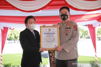 Kapolda NTB menerima penghargaan dari Lemkapi