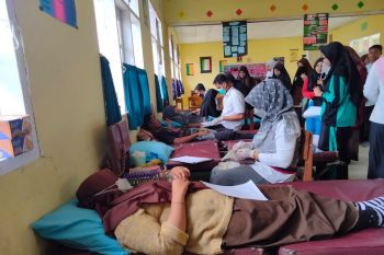 Siswa Pondok Pesantren M Natsir Alahan Panjang adakan donor darah