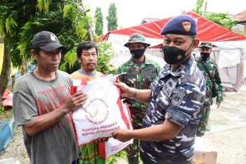 Kapal TNI AL angkut bantuan Presiden Jokowi untuk korban gempa di Selayar