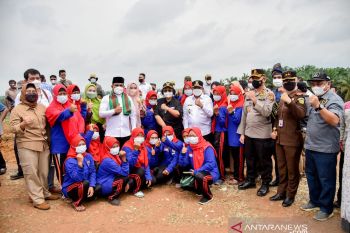 Hari Ibu, Menteri LHK kunjungi UPSA petani perempuan di Pelalawan