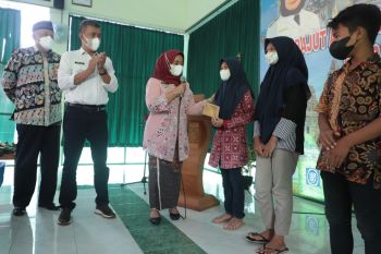 Kapanewon Prambanan menyantuni anak yatim korban COVID-19