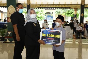 Pemkab Sleman memberikan beasiswa untuk siswa berprestasi