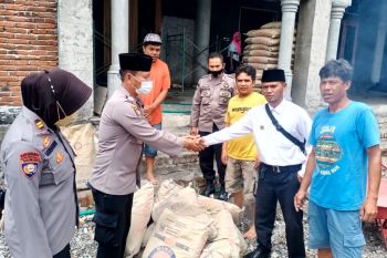 Polsek Kopang sumbang semen untuk pembangunan masjid di Montong Gamang
