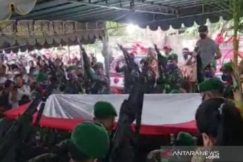 Frans Lebu Raya dimakamkan di Pulau Adonara dengan upacara militer