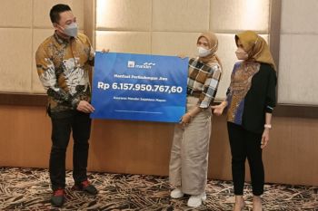AXA Mandiri serahkan klaim asuransi Rp6,1 miliar kepada ibu rumah tangga dari Tegal