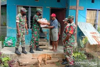 Kodim 1711 Boven Digoel bagikan sembako Natal warga Papua
