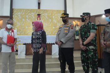 Bupati Purbalingga ingatkan warga rayakan Natal agar tetap terapkan prokes