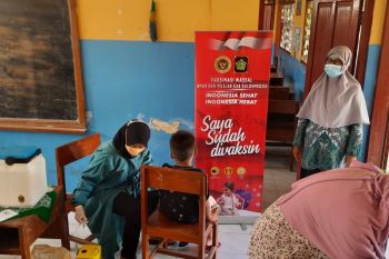 Binda membantu pelaksanaan vaksinasi pada anak 6-11 tahun di Kulon Progo