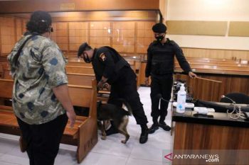 Polisi sterilisasi gereja di Solo jelang Natal