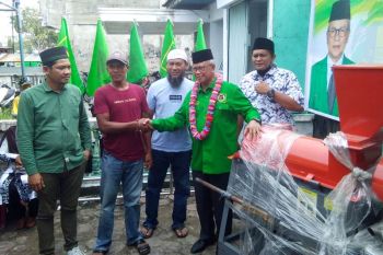 Kunker ke Bengkalis, Syamsurizal serahkan mesin pemipil jagung