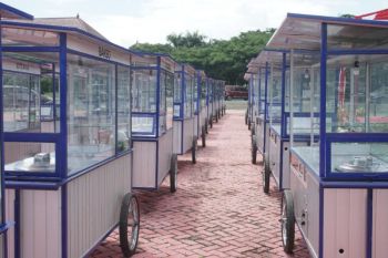 PT Hyundai beri bantuan gerobak usaha ke pedagang mikro di Bekasi