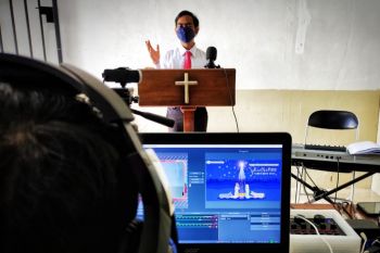 Meski harus secara daring, warga Bandarlampung tetap khidmat lakukan ibadah Natal