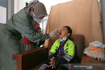 Layanan PCR dan vaksin di stasiun