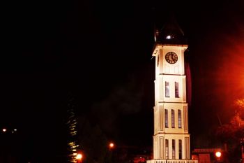 Jam Gadang Bukittinggi  dipagari dan lampu dipadamkan saat malam tahun baru