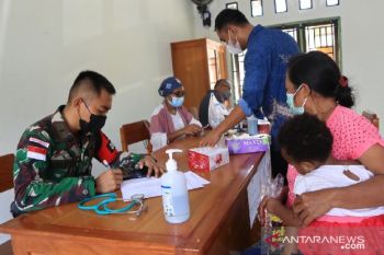 Satgas Yonif 711-FK Uncen berikan layanan kesehatan warga perbatasan RI-PNG