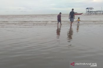 Pantai Biru Kersik Kaltim tetap ramai pengunjung, prokesnya gimana yaa?
