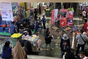 Meski sebagian kios tutup, Pasar Tanah Abang ramai pengunjung