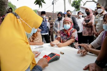 Mensos Risma ingatkan bank himbara percepat pencairan bansos akhir tahun