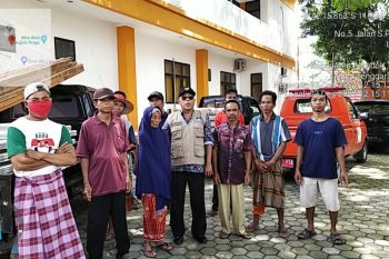Pemkab Lombok memberikan bantuan kepada korban angin puting beliung