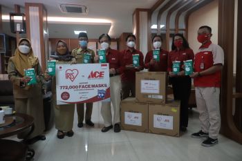 Pemkab Sleman menerima donasi masker dari ACE bersama Iris Ohyama