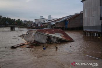Dua rumah di Mendahara Jambi amblas dan hanyut ke dalam sungai