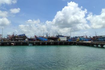 Kapal nelayan menumpuk di Pelabuhan Awang Loteng dampak cuaca ekstrem