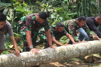 Prajurit Marinir dan warga buat jembatan sementara perlancar lalu lintas