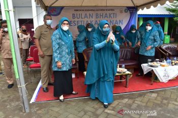 PKK Sulsel bagikan 200 paket sembako peringati bulan bhakti KSN 2021